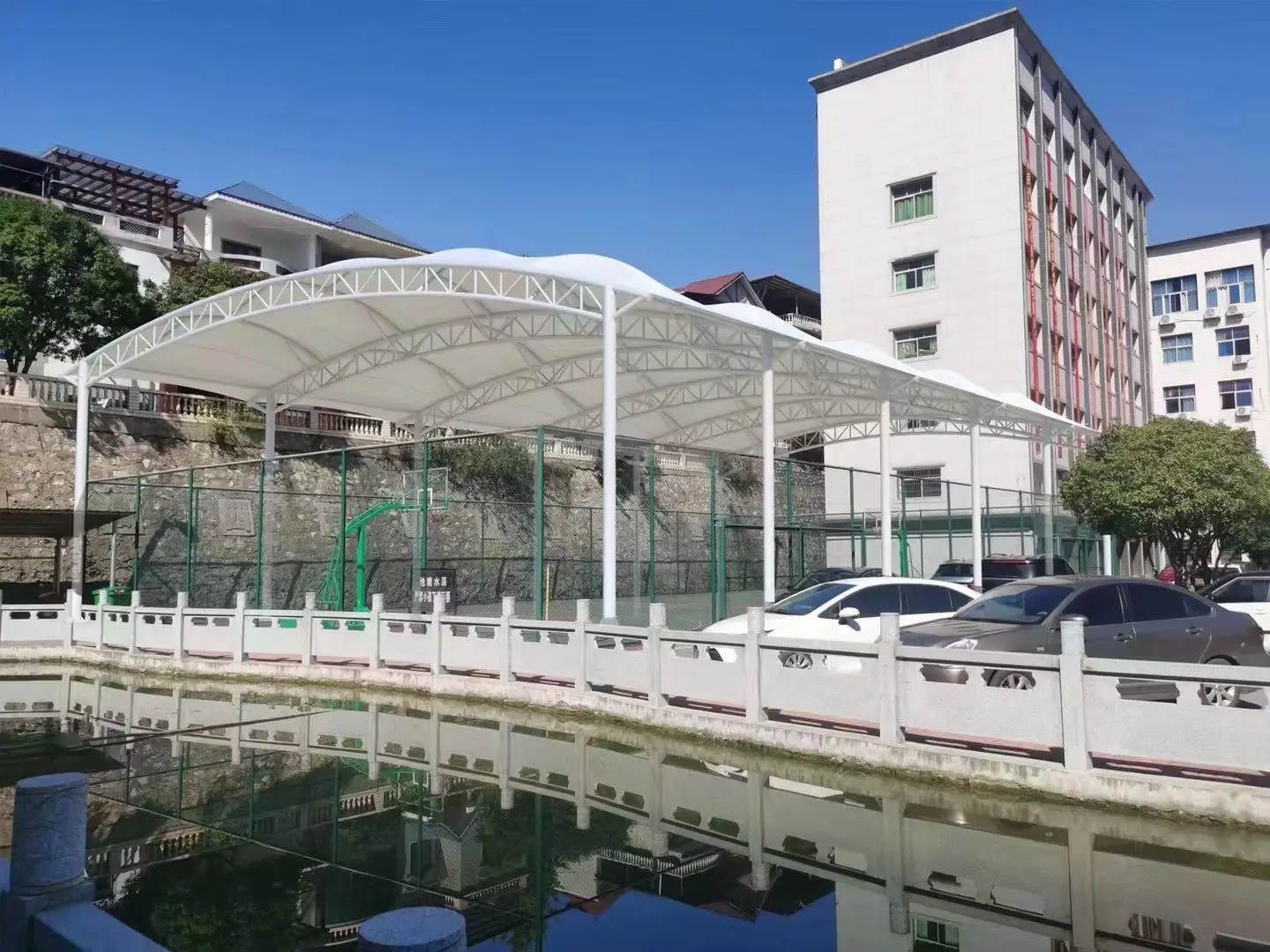 贵州镇远园区停车棚总在漏水生锈？源头膜结构厂家：按本地气候选材，避开三大坑